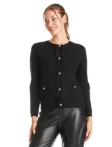 Cardigan de punto con textura tipo waffle, color blanco, con escote a la base, cierre frontal con botones metálicos dorados y detalles desflecados en la tapeta y los bolsillos simulados.