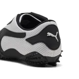 Championes Puma Mostro Perf en blanco con detalles en negro, con suela con protuberancias.