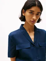 Vestido camisero corto color azul marino, de mezcla de lino lavado, con solapas con muescas, cinturón anudable y detalles distintivos de la marca.