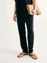 Pantalón de corte recto confeccionado en lino, color azul marino, con cintura elástica y cordón de ajuste.