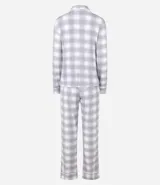 Conjunto de pijama estilo americano compuesto por camisa de manga larga con cierre frontal de botones y pantalón largo con cintura elástica. Presenta un estampado de cuadros en tonos gris y blanco.