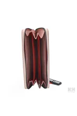 Billetera negra con cierre, estampado con el logo de Las Oreiro en rojo y llavero con forma de hoja roja.