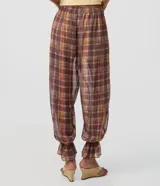 Pantalón aladim Blue Steel de chiffon con estampado de cuadros, corte amplio y voluminoso en las piernas. Cuenta con cintura elástica y acabado con fruncido en los tobillos.