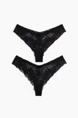 Pack de dos bombachas tipo colaless de encaje negro con moño en el centro.