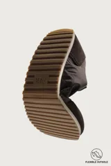 Zapatilla deportiva barefoot de hombre, confeccionada en combinación de piezas de piel con acabado serraje en color marrón, con cordones y suela fina de goma en contraste.