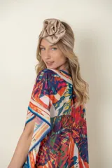 Túnica estampada con motivos de hojas en tonos naranja, blanco, azul y verde, con terminaciones en azul.