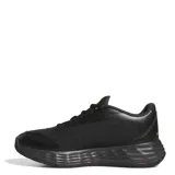 Championes Adidas Game Chaser de entrenamiento, color negro con detalles en dorado. Presentan un diseño con las tres bandas características de la marca en los laterales, entresuela con tecnología LightMotion para mayor amortiguación y cierre con cordones.