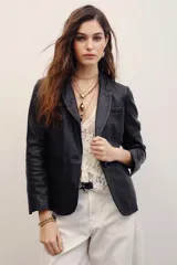 Blazer de cuero ovino color negro, con solapas clásicas, cierre frontal de un botón y bolsillos con solapa.