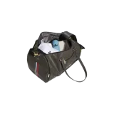 Bolso tipo duffel de cuero sintético en color negro, con detalles en herrajes dorados, doble asa superior y cierre de cremallera principal. Presenta el logotipo de Adidas en tono dorado y franjas decorativas en los laterales.