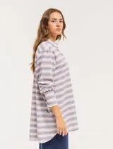 Camisa oversize con cuello mao, puño grueso y frunces en la espalda. Diseño a rayas horizontales azules y beige.