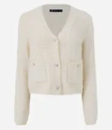 Cardigan de punto con textura de pelitos, cuello en V y cierre frontal con botones metalizados. Presenta mangas largas y dos bolsillos frontales pequeños. Diseño de corte regular.