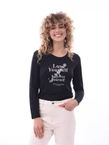 Remera negra de manga larga con cuello redondo y estampado frontal con la frase "Love Yourself, Express Yourself. There is no one better, Take care".