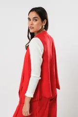 Chaleco rojo sin mangas con escote en V y lazos para anudar.