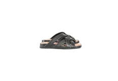 Sandalias planas Denu color negro, confeccionadas a mano en cuero con textura suave y diseño de tiras cruzadas en el empeine. Cuentan con plantilla anatómica y suela flexible de poliuretano.