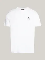 Remera blanca de algodón con cuello redondo y logo de Tommy Hilfiger bordado en el pecho.