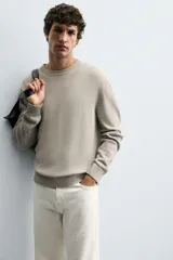 Jersey relaxed fit de algodón color beige, con cuello redondo, manga larga y efecto lavado. Los acabados son en rib.