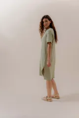 Vestido tejido color verde menta, con escote partido, mangas cortas y aberturas laterales.