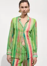 Pantalon de corte recto y tiro medio, confeccionado en tejido fluido semitransparente con estampado de rayas verticales en tonos verdes, rojos y amarillos. Presenta cintura elástica con cierre de lazo ajustable.