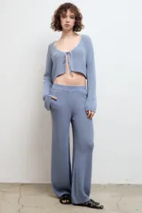 Cardigan celeste de tejido de punto con escote en V y lazo de ajuste frontal.