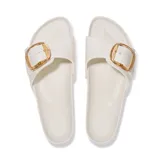 Sandalia de una sola tira Birkenstock modelo Madrid, fabricada en material EVA ligero y flexible, color blanco hueso. Presenta una hebilla grande de diseño traslúcido en tono dorado y plantilla anatómica.
