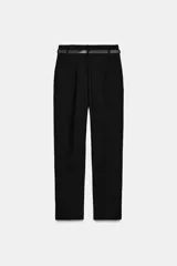 Pantalón de tiro alto y corte tobillero, confeccionado en tejido de aspecto denim oscuro. Presenta diseño de pinzas frontales, bolsillos laterales y cierre frontal con cremallera, botón y gancho. Incluye un cinturón fino a tono con hebilla metálica dorada.