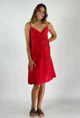 Vestido corto rojo de lino con breteles finos y escote en V con frunce y cordón ajustable.