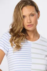 Remera de manga corta y cuello redondo, con diseño de rayas horizontales en combinación de celeste y verde sobre fondo blanco.