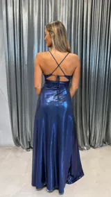 Vestido largo de fiesta en tela satinada color azul marino, con escote en V, breteles finos y falda con doble tajo frontal.