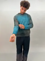 Buzo de lana merino tejido y teñido a mano, con cuello redondo y mangas raglán.