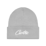 Gorro de lana tipo beanie color gris con vuelta y logo bordado en blanco en la parte frontal.