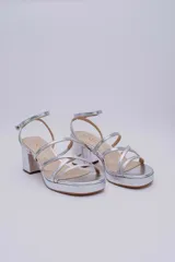 Sandalias plateadas de cuero con plataforma y taco cuadrado.