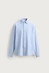 Camisa regular fit de manga larga con diseño de rayas verticales celestes y blancas, cuello italiano y cierre frontal con botones.