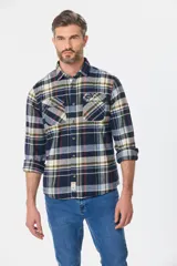 Sobrecamisa a cuadros de viyela gruesa con bolsillos frontales con solapa y botones.