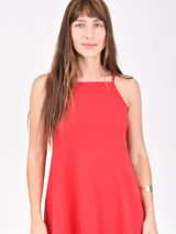 Vestido corto negro de tejido acanalado, con escote cuadrado y tirantes finos. Corte holgado tipo babydoll.