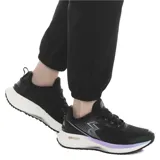Championes de running 361º, color negro con detalles en lavanda y blanco. Presentan tecnología Morphit para un ajuste preciso y suela con amortiguación Quikfoam.