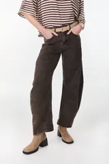 Pantalón jean color verde militar de corte balloon, tiro medio, con diseño abuchonado en las piernas y bolsillos laterales y traseros.