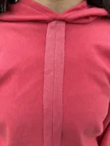 Conjunto deportivo de dos piezas en color rojo, compuesto por un buzo corto con capucha y un pantalón de jogging con cintura elástica.
