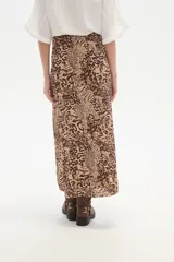 Falda larga de corte recto con abertura lateral pronunciada, confeccionada en tejido fluido con estampado abstracto en tonos tierra y crema.