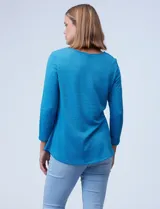 Blusa azul de tejido piqué, marca Ruby Rd. Tiene cuello redondo, escote en V y aplique metálico dorado.