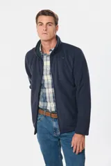 Campera polar térmica de corte recto y cuello alto, con cierre frontal completo en contraste. Presenta bolsillos laterales con cierre y un bolsillo vertical en el pecho, todos con detalles en color azul marino.