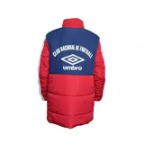 Campera parka impermeable azul marino con detalles en blanco y rojo. Presenta cierre frontal, capucha ajustable, bolsillos laterales y escudo del Club Nacional de Football en el pecho.