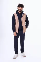 Chaleco de micropolar color beige con cierre frontal completo y bolsillo vertical en el pecho.