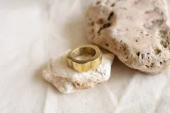 Anillo dorado con forma irregular.