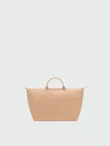 Bolso de viaje grande Longchamp modelo Le Pliage, color negro, confeccionado en nylon con detalles de cuero en las asas y solapa frontal con cierre de botón a presión.