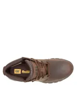 Bota de caña baja Caterpillar, confeccionada en cuero marrón con cordones al tono. Presenta un diseño robusto con suela de goma dentada para mayor tracción y logo de la marca grabado en el lateral y en la puntera.