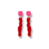 Par de aros colgantes con base cuadrada rosa y pieza colgante ondulada roja.