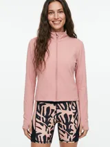 Campera deportiva de mujer color rosado con cuello alto, cierre frontal completo y mangas largas con abertura para el pulgar.