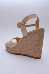 Sandalias negras de cuero con plataforma y tacón corrido cubierto en rafia.