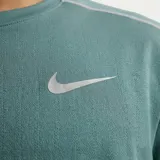 Remera deportiva Nike Miler de manga corta, color negro, con tecnología Dri-FIT, detalles reflectantes en los hombros y el logo de la marca estampado en el pecho.