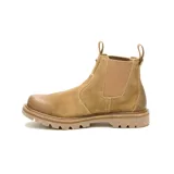 Bota tipo Chelsea Caterpillar modelo Grader, confeccionada en gamuza color tostado, con paneles elásticos laterales, tiradores en la parte superior y suela de goma dentada.